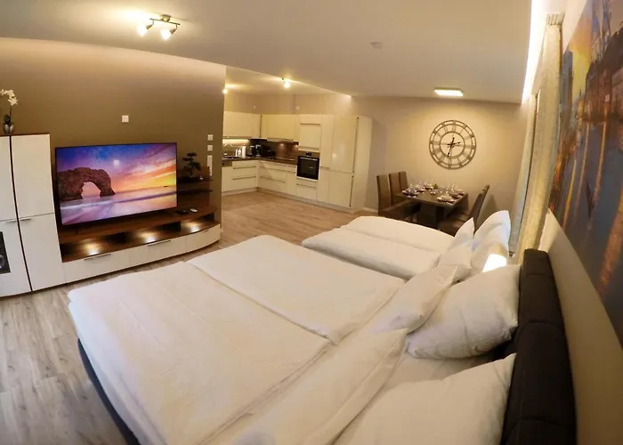-neubau- 68 Qm 2-zimmer-wohnung * פולדה