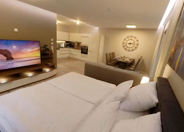 -neubau- 68 Qm 2-zimmer-wohnung * פולדה